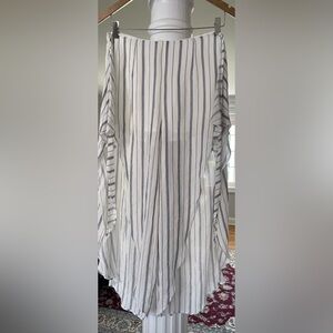 En Crème women’s . Stripped front tie wrap white and blue Skort . 100% Rayon S